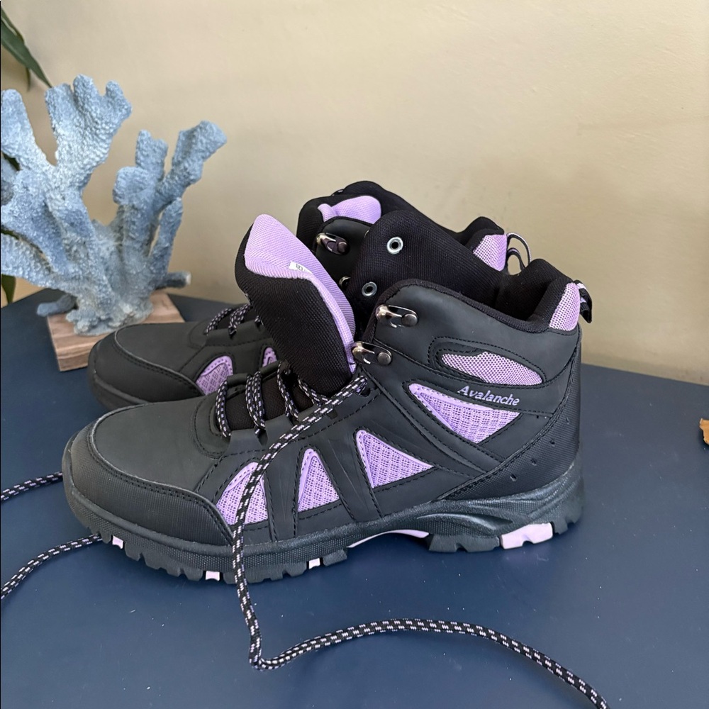 NEW Avalanche women’s hiking boot 8.5